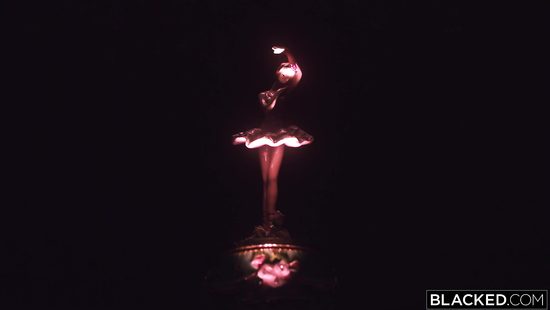 По приказу мужа шикарная брюнетка поехала трахаться с двумя негрима