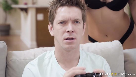 Чтобы перекусить, русский геймер был вынужден трахнуть шикарную подружку