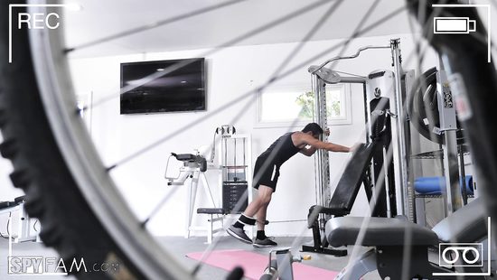 Впервые увидала толстый член у зрелого спортсмена и не удержалась