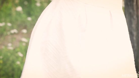 Городская девушка в деревне почувствовала единение с природой