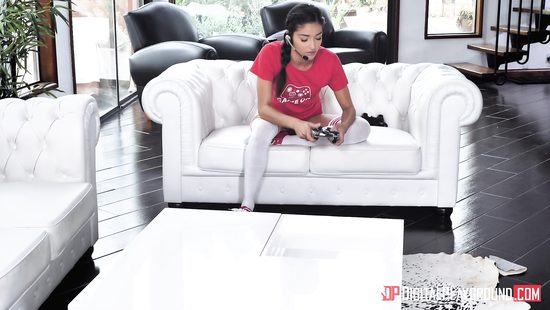 Отучает сексуальную подружку от игры в приставку жарким сексом