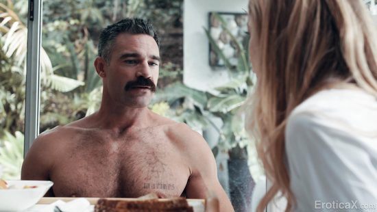 Секси блондинка проверяет способности своего потенциального мужа