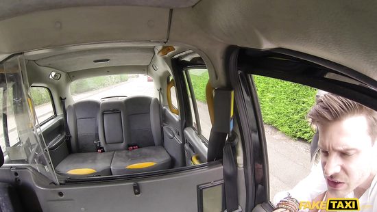 Отсосала таксисту, а потом чпокнулась с другом на заднем сиденье