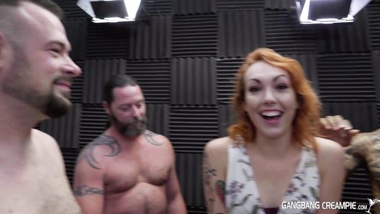 Соблазнительная рыжуха умудрилась обслужить толпу возбуждённых самцов