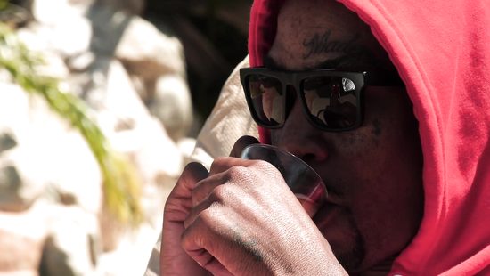 Богатый негритос пьёт виски и наслаждается отличным минетом