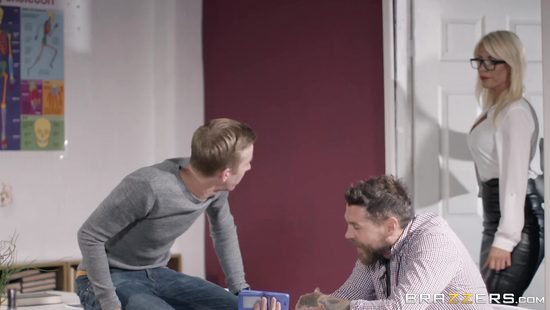 Тощий студент забрал у училки самотык и удивил её огромным членом