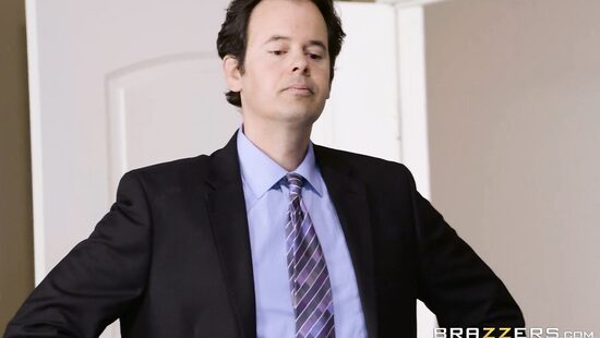 Юную отличницу Lena яростно трахают на учительском столе во время экзамена