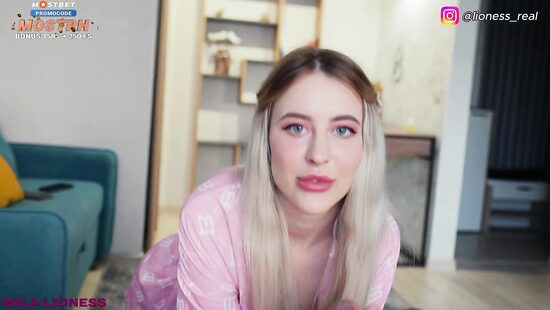 Чем заняться, если скучно? Шпионить за сводной сестрой!