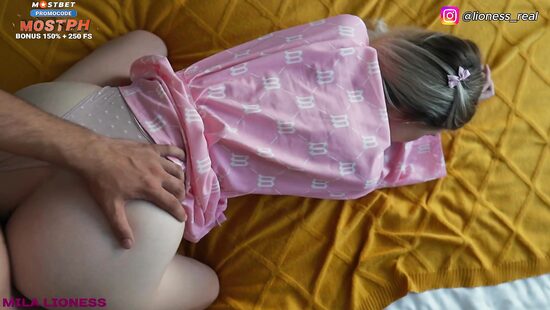 Чем заняться, если скучно? Шпионить за сводной сестрой!