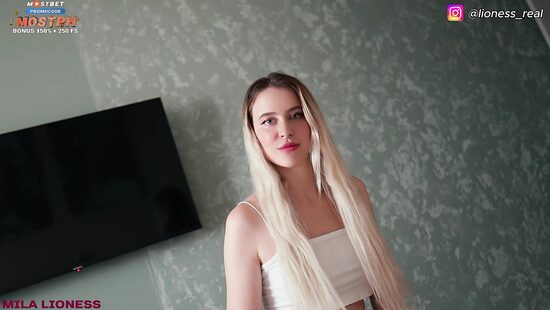 Тебя не смущает, что я без трусов тут, алё?!