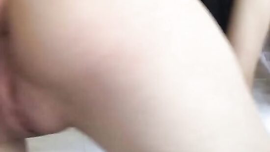 Знакомая милашка, скинула видос, где она шалит соло))