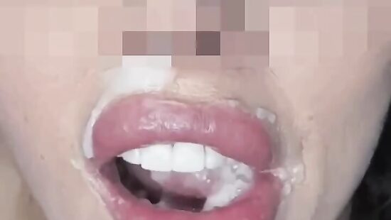 Играет со спермой во рту