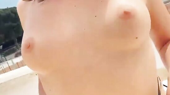 Показала   грудь