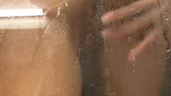 Моя сладенька душ принимает)