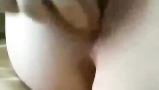 Подружка сестры скинула видео, как она мастурбирует...