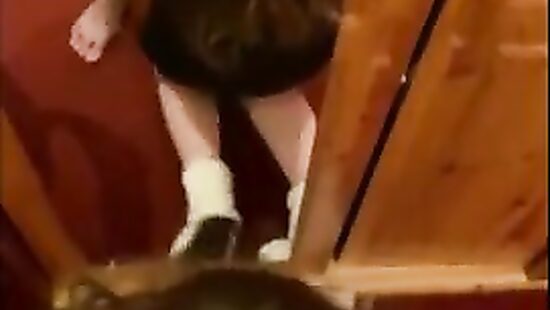 Послушная  сладко полирует хуй на коленях и становится рачком