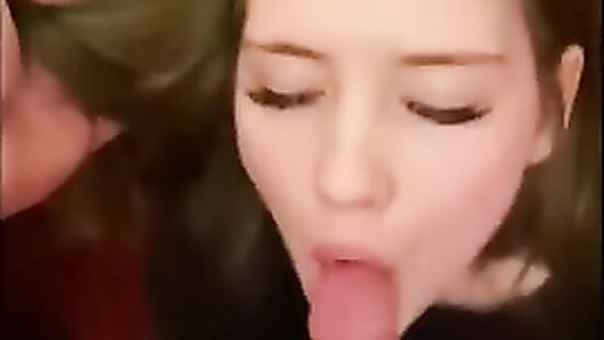 Послушная  сладко полирует хуй на коленях и становится рачком