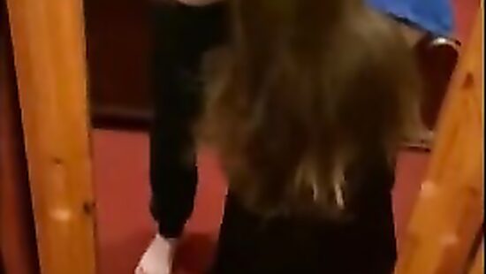 Послушная  сладко полирует хуй на коленях и становится рачком