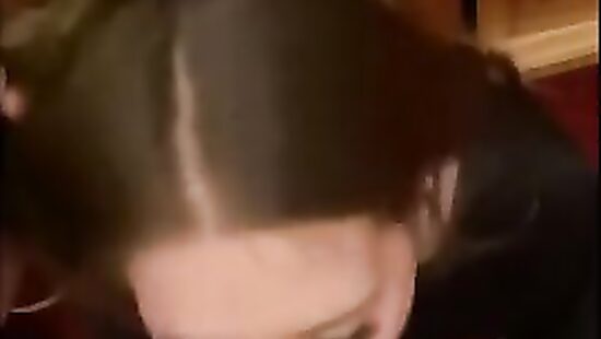 Послушная  сладко полирует хуй на коленях и становится рачком