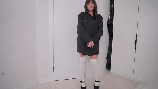 А что под пальто?