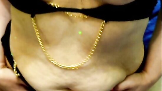 Развлекается    