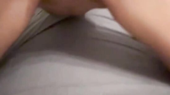 Красивая брюнетка забрызгала всю кровать