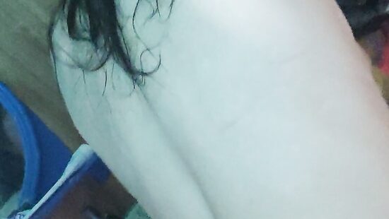 Трахаю в попку любимую в ванной