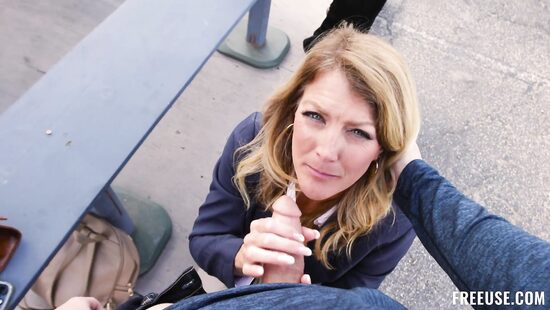 Разврат на автобусной остановке