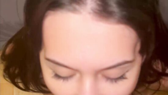 Обкончал лицо милой брюнетки