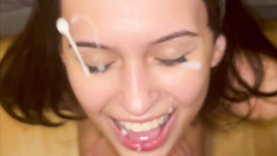 Обкончал лицо милой брюнетки