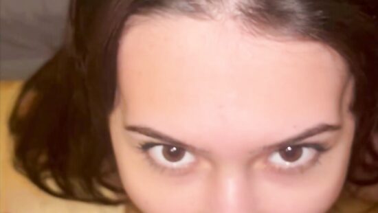 Обкончал лицо милой брюнетки