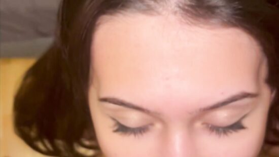 Обкончал лицо милой брюнетки