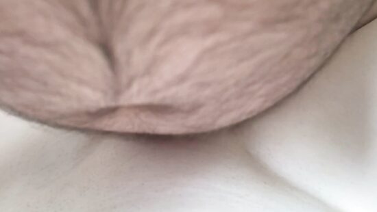 Кончает много спермы на голенький лобок