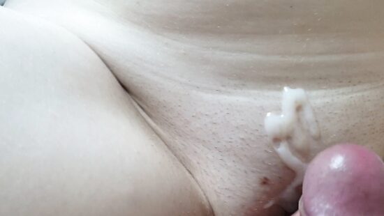 Классно кончил на женский лобок