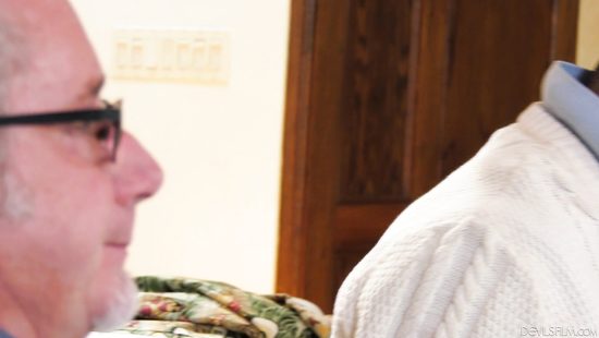 Старик словно молодой отжарил 20-летнюю внучку своего товарища