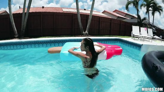 Крошечная азиатка чуть не обкончалась от вида большого члена