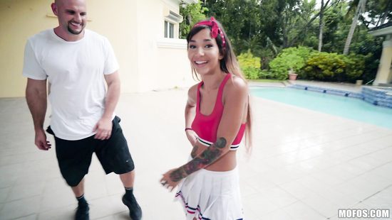 Во время дождя лысый тренер развёл на секс миниатюрную спортсменку