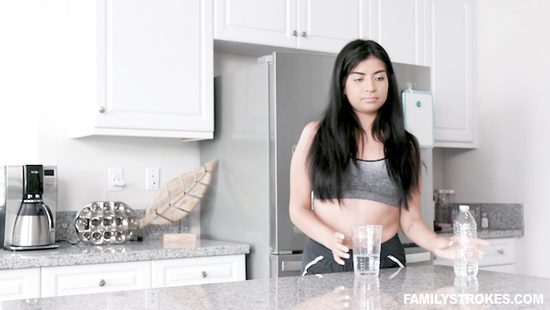 За бабки наняла красотку отучить пасынка от занятий онанизмом