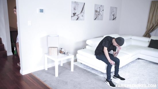 Пока пьяная подруга спит, грудастая мачеха сексом успокаивает пасынка