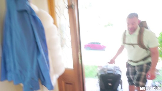 Контрабандист переправил через границу тонкую девчонку и чпокунул её