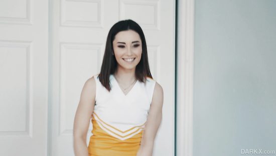 Черлидерша при помощи рта и киски собирает средства на поддержку команды