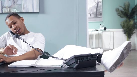 Работник солярия для лучшего эффекта трахнул зрелую грудастую клиентку