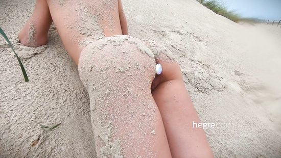 Голая русская тёлка развлекается на курорте с анальной пробкой