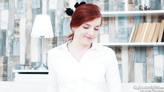 Дрочила лысую киску мечтая о здоровом члене и вот он появился