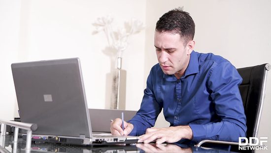 Загипнотизировал брюнетку из Словакии и исполнил её грязные секс желания