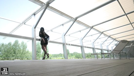 Великолепная брюнетка ножками довела любовника до семяизвержения