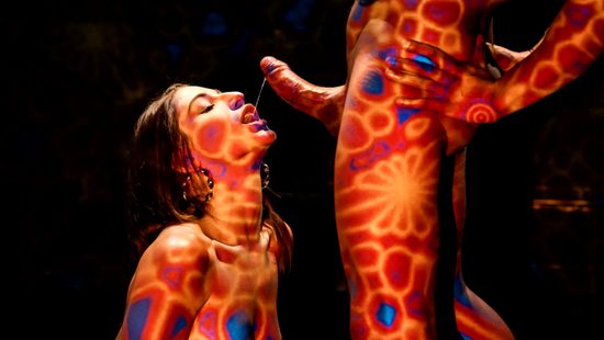 Продвинутые любовники занялись жарким сексом под лучами проектора