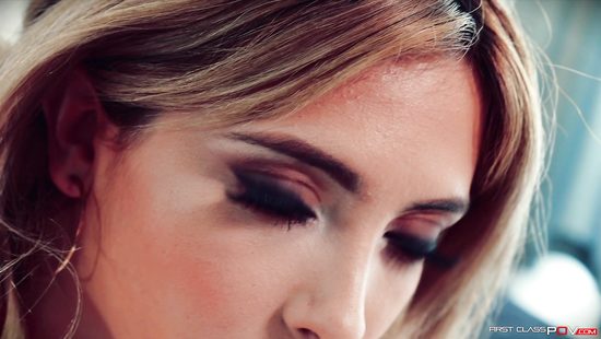 Шлюшка смазала попку смазкой, но в жопу так и не дала