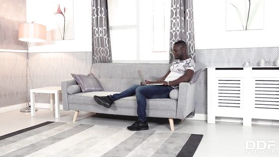 Афроамериканец узнал что его девушка порно звезда и жахнул её как шлюху