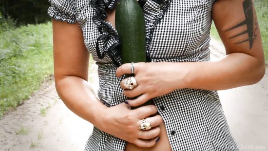 Захотела секса и прямо на дороге трахнула себя в манду здоровым кабачком